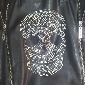 Dödskalle väska rymlig - Går att göra lite rymligare. Gott skick!