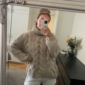 Stickad tröja  - Otroligt gosig sticketröja från NAKD storlek S/M🤍 180kr+frakt 