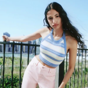 zara randig halterneck - Randig stickad topp från Zara som inte kommit till användning. Prislappen sitter dessutom fortfarande kvar. Jag kan absolut skicka fler bilder på toppen om det önskas! Frakten kostar 66kr och är spårbar.