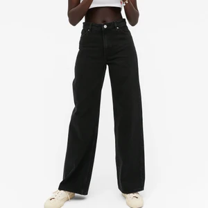 Yoko jeans - Jättensygga högmidjade svarta jeans med vida ben i den populära modellen ”Yoko” från monki. Originalpris 400kr.