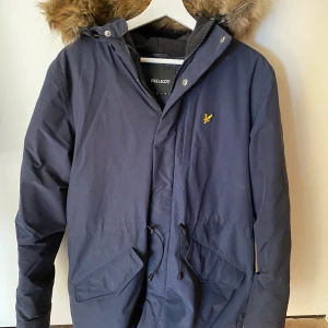 Lyle och scott jacka - Ganska nyköpt storlek medium fin kvalite. Har gått upp i vikt därför säljer jag den. Den är varm och skön och har bra fickor.