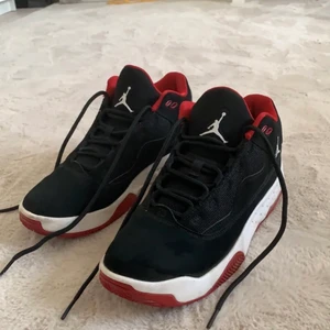 Jordans! - Jordans MAX aura 2 till säljes! Används fåtal gånger men ändå fint skick! Strl 40 men skulle även passa 39! Säljer pga inte min stil och bara tar plats! 💓⚡️ För fler bilder meddela mig! Lägger upp annons igen pga oseriös köpare! Frakt= 50