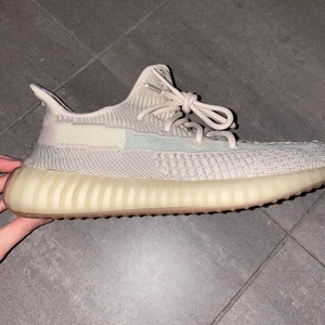 Adidas yeezy v2 citrin - Säljer ett par adidas yeezy citrin i storlek 42. Bra skick på dem, inte använda alls mycket. Kan gå ner i pris vid smidig affär!