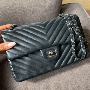 Chanel all black  - Säljer min Chanel väska som jag köpte för ca 3000 kr utomlands. Väskan är i bra skick och fått många komplimanger för den. Äkta kalvskinn läder och tung kedja.