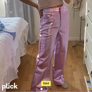 Rosa byxor strl 36 - Intressekoll på mina ascoola byxor köpta här på plick för 750kr. Använda ett par fåtal gånger max 2-3ggr.          (Lånade bilder) Buda från 250kr💕