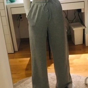 Mjukis byxor - Utsvängda gråa mjukisbyxor i storlek M passar mig som har S-M. Hur sköna som helst. Använda en gång men säljer nu då dom inte kommer till användning och behöver utrymme i garderoben.
