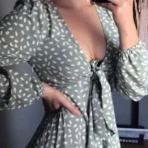 Sommarklänning  - Helt ny. Ej använd då det inte är min stil tycärr. Jätte skön och jätte fin. Passar xs- liten M