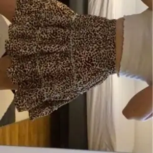 Säljer denna oanvända leopard kjol ifrån shein. Köpt förra sommaren och är nu utsåld. Älskar den men använder ej längre tyvärr. Passar xs - m