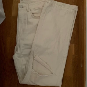Weekday jeans - Off white jeans från weekday med hål på knät, sällan används