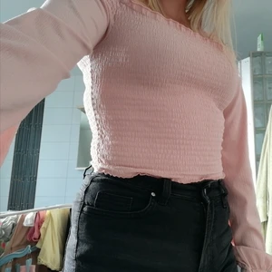 H&M tröja/magtopp, storlek XS - En fin H&M topp. Sällan använd. Fint skick. Har haft den ca en månad. Köparen står för frakten. Kontakta mig för fler bilder. 