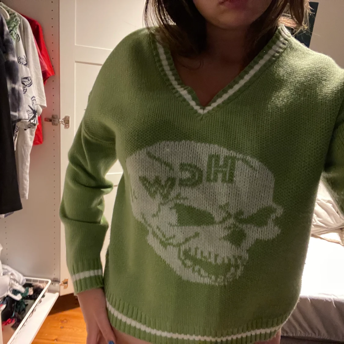 Grön stickad tröja med dödskalle - 90