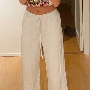 Linnebyxor strl xs/s - Jättefina linnebyxor i färgen grå/beige, i storleken xs/s ⚡️. Säljer då de inte kommer till användning längre och för att d är för korta för mig (167 cm) 🤍.  Har endast använt en gång. 