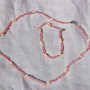 Pärlat - Matchande sätt halsband och armband 60kr                    Halsband för sig 35kr.                                                       Armband för sig 25kr🌸🌼🌺