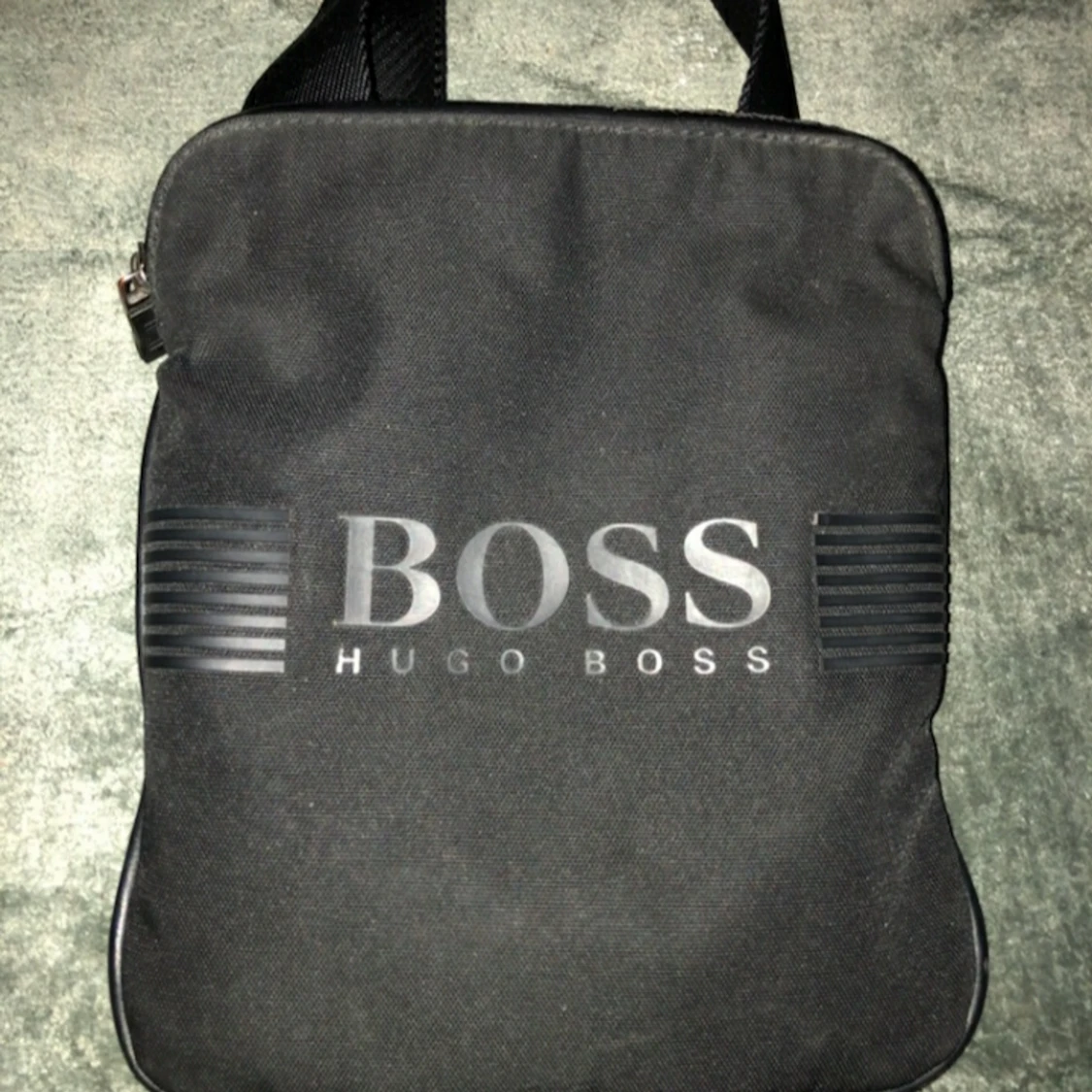 Äkta HUGO BOSS axelväska