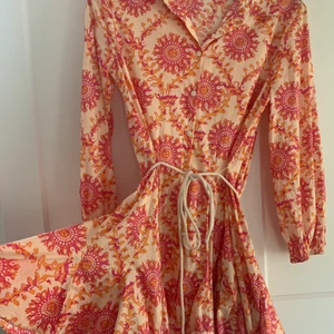 Zara klänning  - Säljer en jätte fin Zara klänning. I stolek M men passar mig som annars är XS/S. Jag är 165 cm lång och mindre storleken va för kort för mig. Använd 1 gång och tvättad efter det. Pris + frakt. 🥰