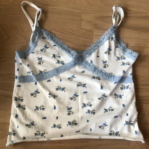 Söt topp  - Söt topp med blå blommor, bra skick, bara använd några få gånger.