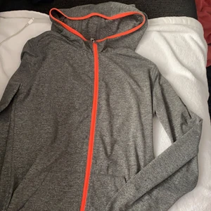 HM träningströja Strl 158/164, passar XS - Använd fåtal gånger så i bra skick. Passar även en liten XS eller XS.