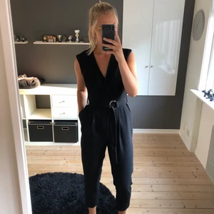 Byxdress - Supersnygg svart byxdress från River Island! Ankellång i benen och bandet i midjan går att ta av om man vill 🥰