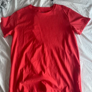 Rosa/röd tröja  - Säljer denna superfina t-shirten, då jag aldrig fick användning för den. Den kommer från lager157 och har storlek S