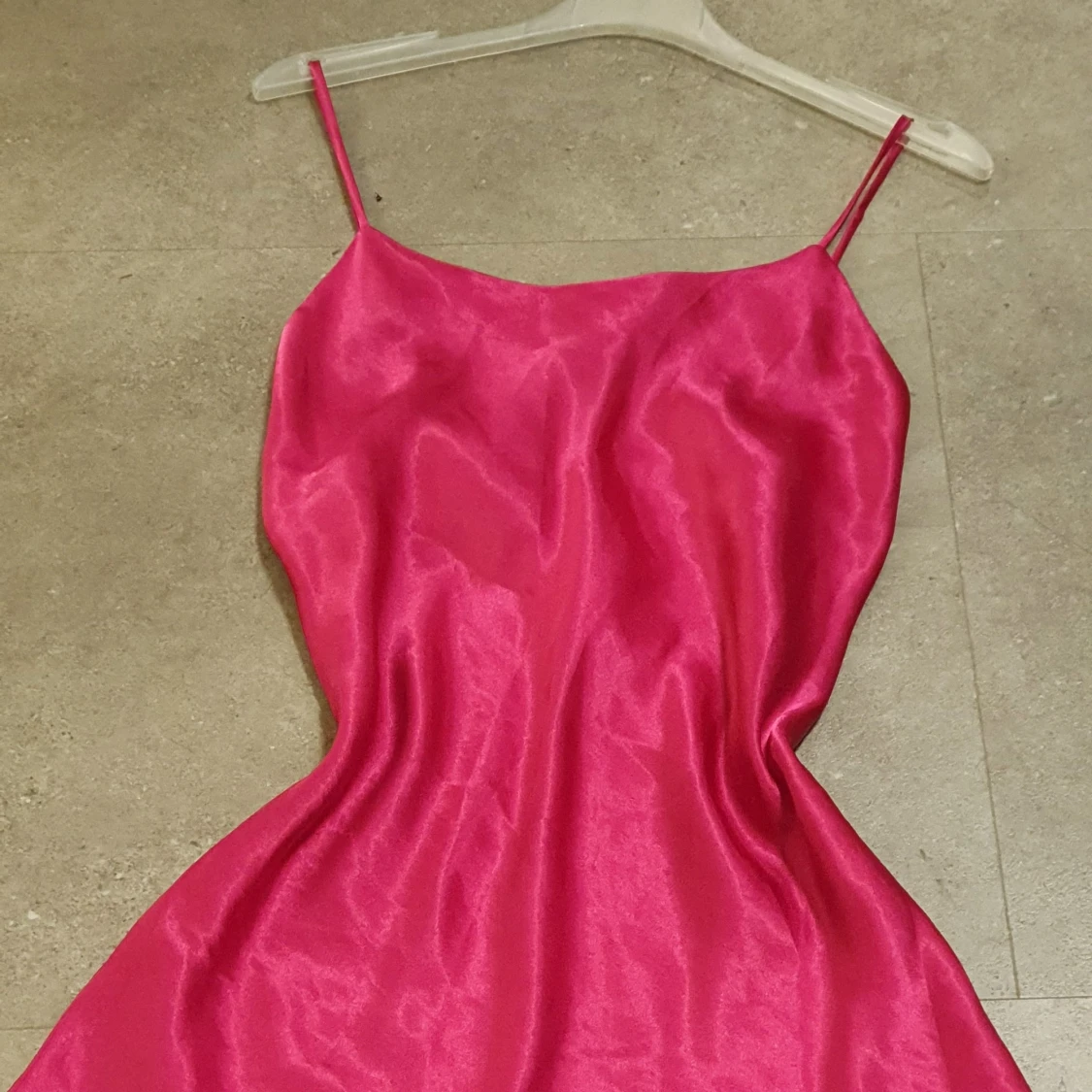 Super kön satin klänning 