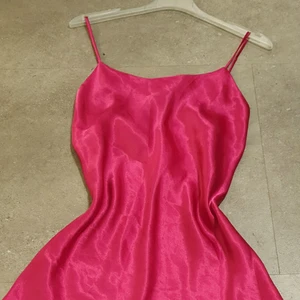 Super kön satin klänning  - Säljer min kort söt satin klänning som passar xxs_s. I mycket bra skick och användade en gång. Den är ros inte röd och passar till allt. 