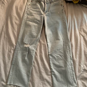 Jeans med hål - Jeans från hm i storlek 42, mer som 40. 80kr+ frakt❤️