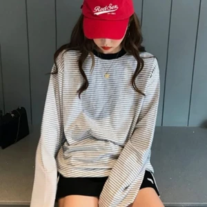 Black and white stripped shirt - Säljer denna svart och vitt tröjan. Kondition: jätte bra, använts knappt. Storlek: s/xs. Bud start från 100 kr + frakt. Ignorera hashtagen