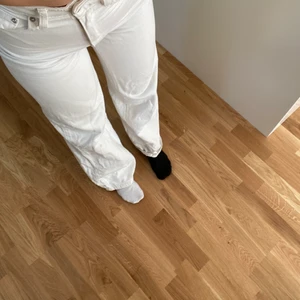 Vita jeans - Säljer minna vita jeans från ginatricot
