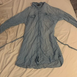 Pösig jeansliknande klänning - ✨Tyget är i ett material som liknar jeans men är tunnt och stretchigt. Klänningen sitter pösigt och är sval och mjuk. Knappt använd. Strl 40. Köpt från new yorker. Köparen står för frakt✨