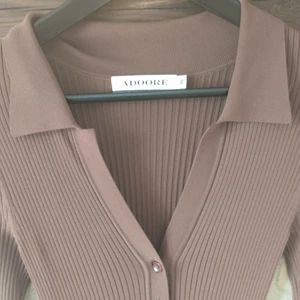 ADOORE 36  - ADOORE collar knitted dress brown. Mycket stretch. Oanvänd! Storlek 36. Frakt ingår! 