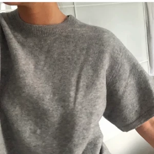 Tröja - Säljer jättefin stickad tröja, så skön o fin nu till hösten❤️ aldrig använd💕OBS råkade sätta på budgivning av misstag så de gills inte