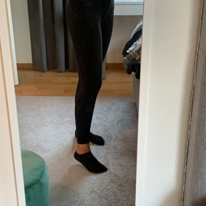 Gina jeans - Svarta basic jeans från bikbok, använda en del, säljer på grund av det är ej min stil längre. 