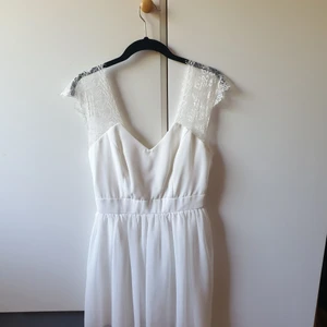 Vit klänning storlek M - Helt ny oanvänd vit klänning i storlek M men skulle nog säga att den är mer som en S.❤ V urringad i fram och hyfsat öppen rygg. Spets tyg som axelremmar.