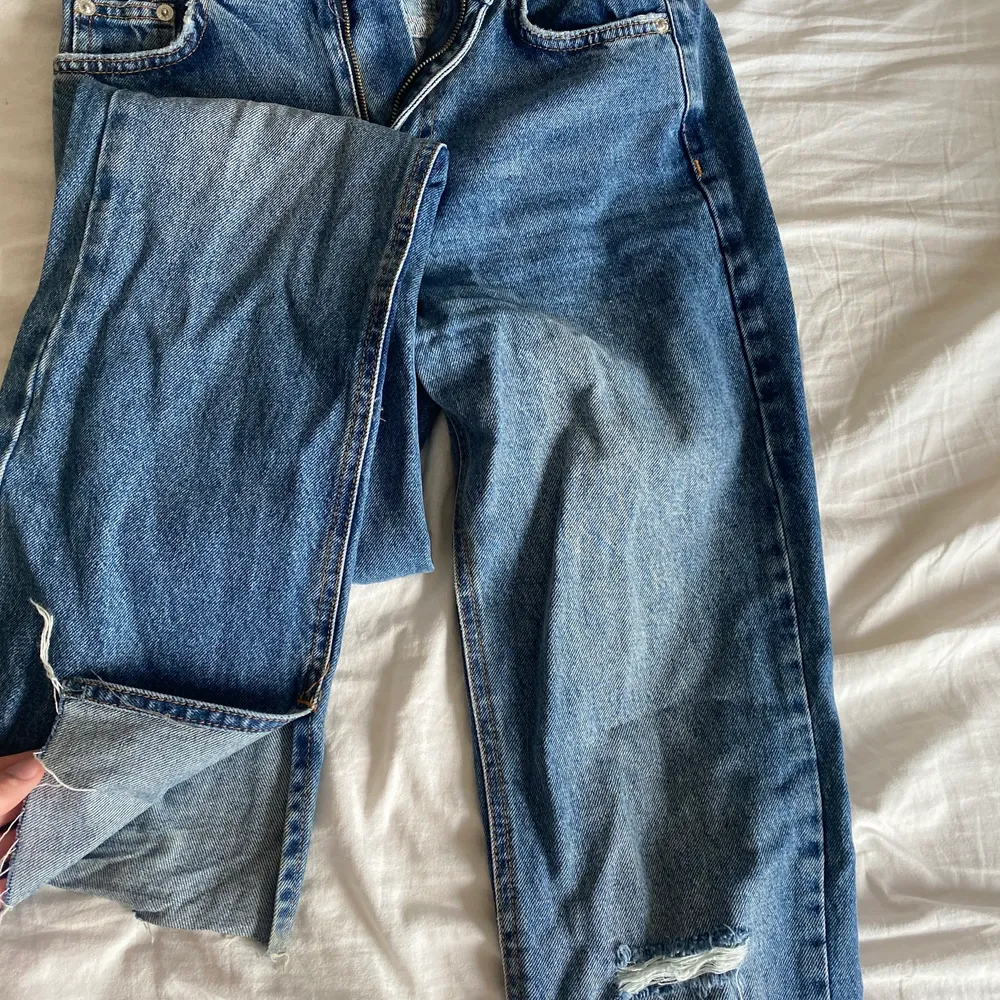 Modell raka jeans med slit längst ner. Är lite långa för mig som är 168 men funkar! . Jeans & Byxor.