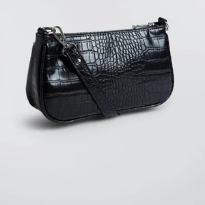 Väska  - Säljer denna väska från ginatricot , använd 2ggr och den är i jättefint skick , nypris 299 säljer för 125+ frakt 💕💕💕