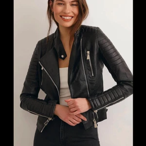 Skinnjacka stl 36 - Helt oanvänd, köpt från Chiquelle. Köptes för 700kr. Säljer för 300kr.