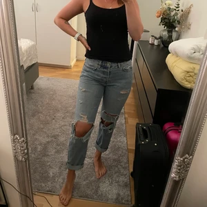 Jeans  - Boyfriendjeans med slitningar i storlek 26🤍 120kr+frakt 