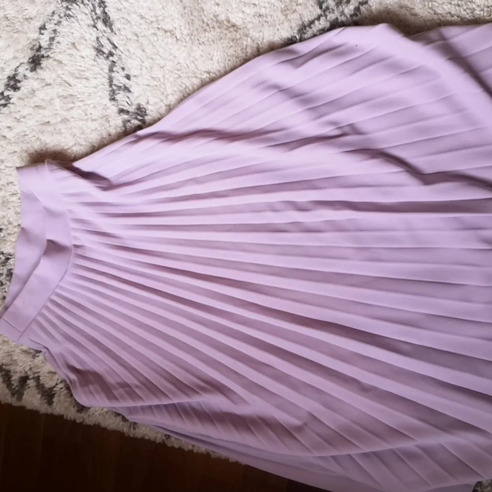 Superfin kjol inköpt tidigare i sommar. Endast använt en gång, då bilderna togs. . Kjolar.