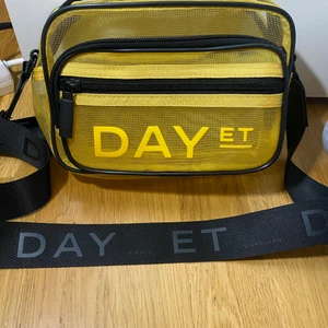 Väska  - Gul väska från märket DAY. Använd fåtal gånger så i bra skick. 