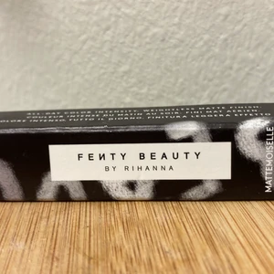FENTY BEAUTY RIHANNA matt läppstift,nytt - FENTY BEAUTY BY RIHANNA: Mattemoiselle Plush Matte Läppstift, nyans "Spanked", limited edition. Läppstift med högoktanigt pigment och fjäderlätt konsistens. Stiftet har ett krämigt, lent glid och sitter kvar på läpparna utan att kleta och flaga. Ger läpparna en mjukt matt finish. Med Mattemoiselles smarta design målar du enkelt läpparna med precision sommar ger en mun som ser fylligare ut med varje drag. Vegansk produkt. Säljes i obruten förpackning, för 79 kr. Originalpris 220kr