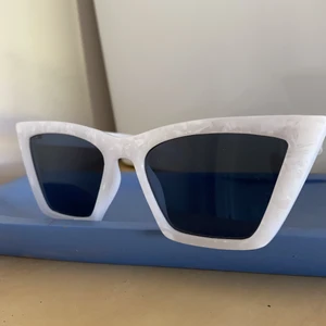 Solglasögon - Höftiga solglasögon köpta på Gina Tricot. Vita med spräckligt mönster, lite likt marmor. Hör av er vid intresse!🦋 