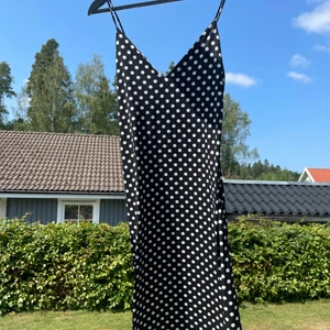 Prickig klänning zara  - Superfin prickig klänning från zara. Passar XS/S! Hör av er vid intresse(((: