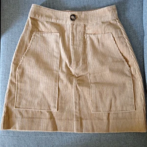 Kjol från HM storlek XS - Beige kjol från HM , mycket fint skick.