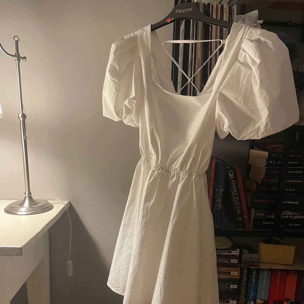 Säljer denna SUPERSÖTA klänning i storlek 34, då jag inte använder den längre❤️frakt tillkommer  ( båda bilderna är samma klänning ) INTE SÅLD ÄN. Klänningar.