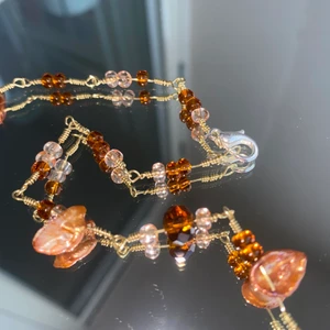 HALSBAND - Ett handgjort halsband av metall och beige/bruna pärlor! Spännet är försilvrat, och frakten ingår i priset🙏 __________________________________________  Checka min profil, finns massvis med smycken för bra priser❣️ hör av dig med frågor, kan även customiza så du får vad du vill ha🙏🤝  __________________________________________