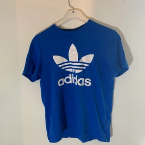 Adidas - Säljer en blå adidas tröja som är nästintill oanvänd. Storlek S.