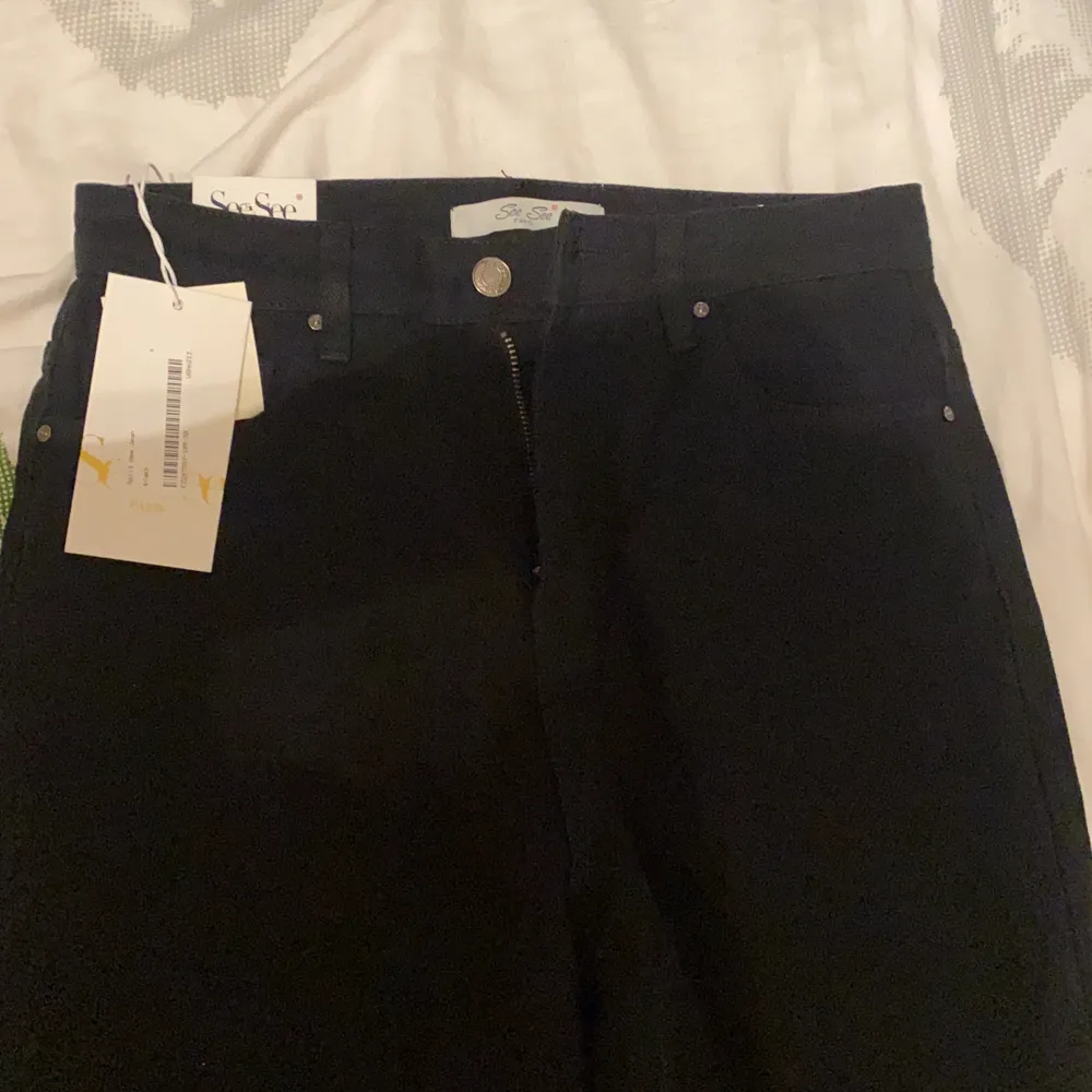 Ett par helt oanvända svarta wideleg jeans som har lappen på ( köpta för 550kr ) . Jeans & Byxor.