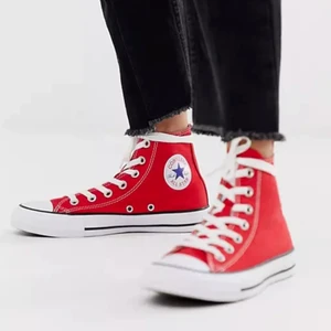 Converse  - Användt 1 gång, helt nya var förstöra för mig, har inget kvitto kvar köpte på converse hemsida💕kan självklart skicka fler bilder på dem 
