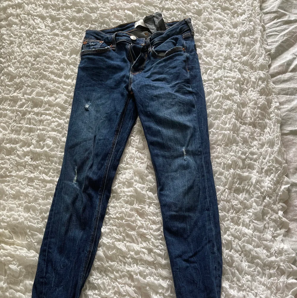 Säljer dessa zara jeans i storlek 34 eftersom dom är alldeles för små. Med rivna ändar. Normal waist 😊. Jeans & Byxor.