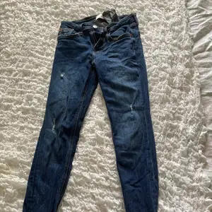 Säljer dessa zara jeans i storlek 34 eftersom dom är alldeles för små. Med rivna ändar. Normal waist 😊